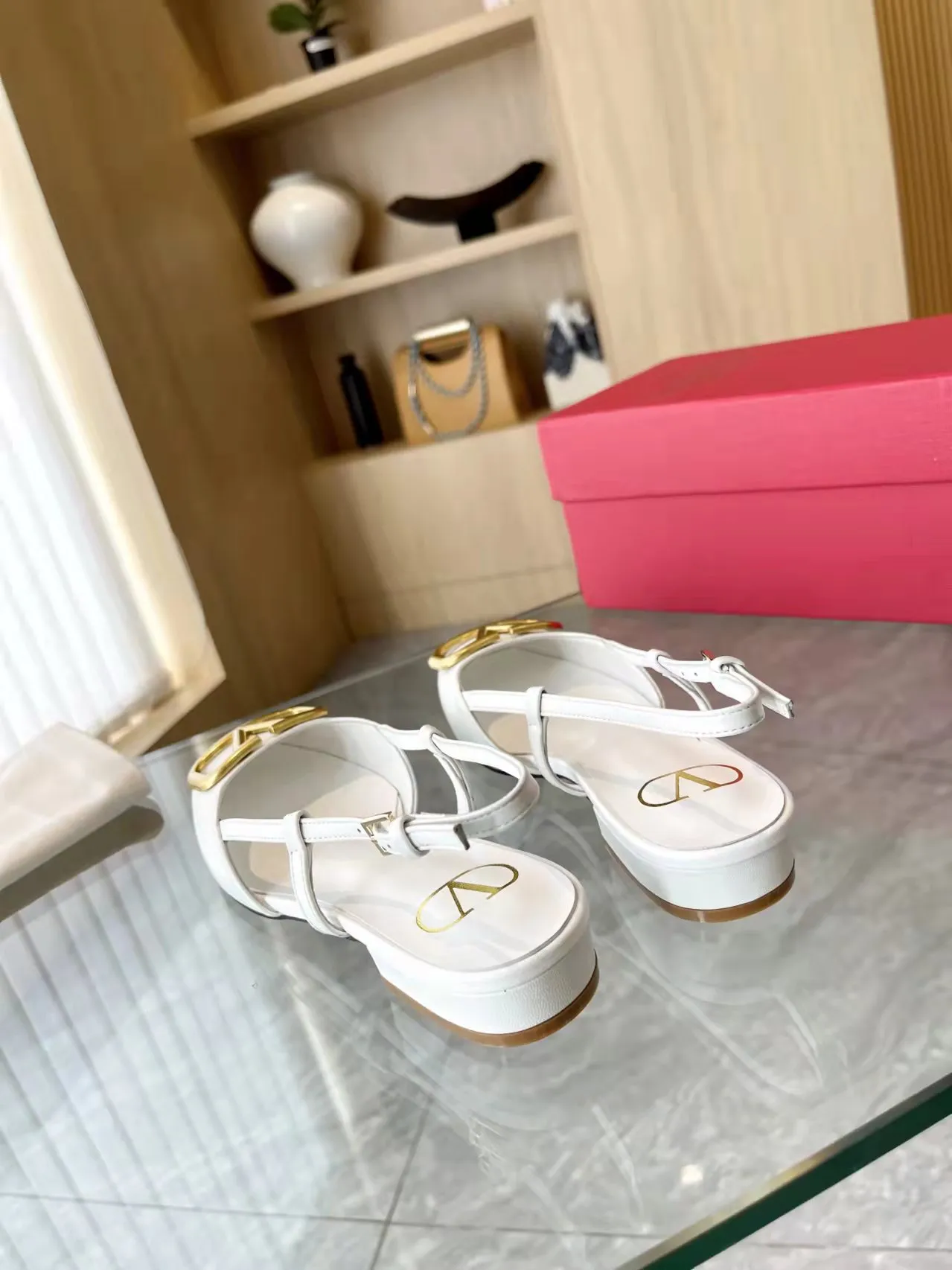 👟👟Ex-factory price 400👟👟 Genuine leather sole +40 Top version 𝑉𝐴𝐿𝐸𝑁𝑇𝐼𝑁𝑂 Valentino new spring and summer women's back hollow new sandals. Unique V-buckle hardware accessories bring out a full sense of luxury. The new season will live up to expectations! Worth buying★Absolutely high-grade❥Original method, Absolutely sensual❥Elegant style, creating a different feeling, simple and elegant style!  Code number: 35-41 (34-42 customized, non-returnable) Fabric: Imported sheepskin Inner foot pads: Inner sheepskin Heel height: 2 cm Leather outsole Rubber outsole